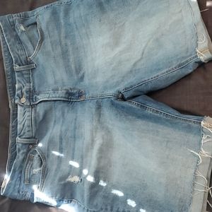 Bermuda distressed shorts